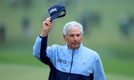 Fred Couples acknowledges the crowd after making the cut.