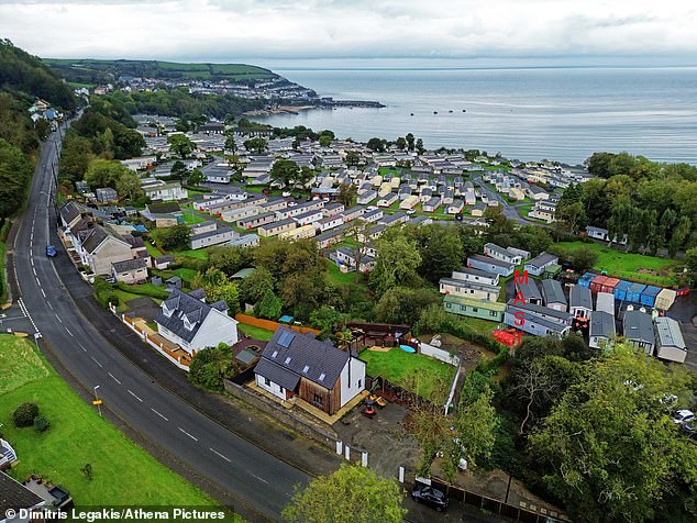 The mast will be put up behind the holiday park so tourists will have unobstructed sea views